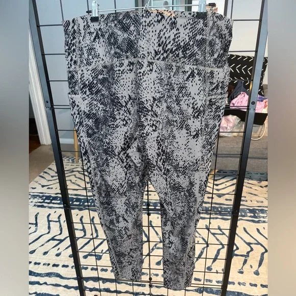Chico’s Zenergy Snakeskin Print Leggings EUC - Picture 2 of 5